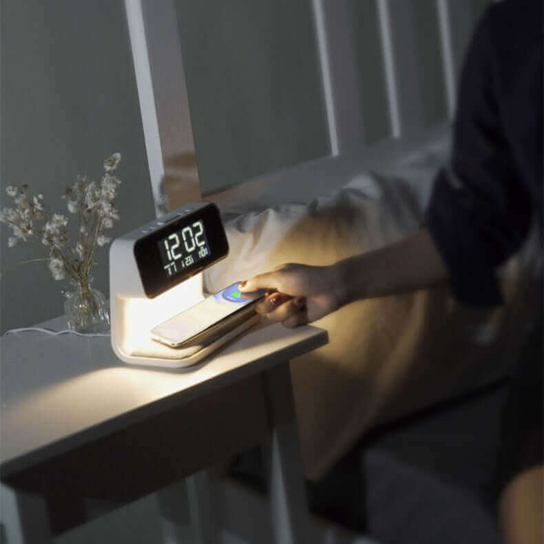 Kreative 3 In 1 Nachttafellamp Draadloos Opladen LCD-Scherm Wecker Draadloos Telefoonladestation