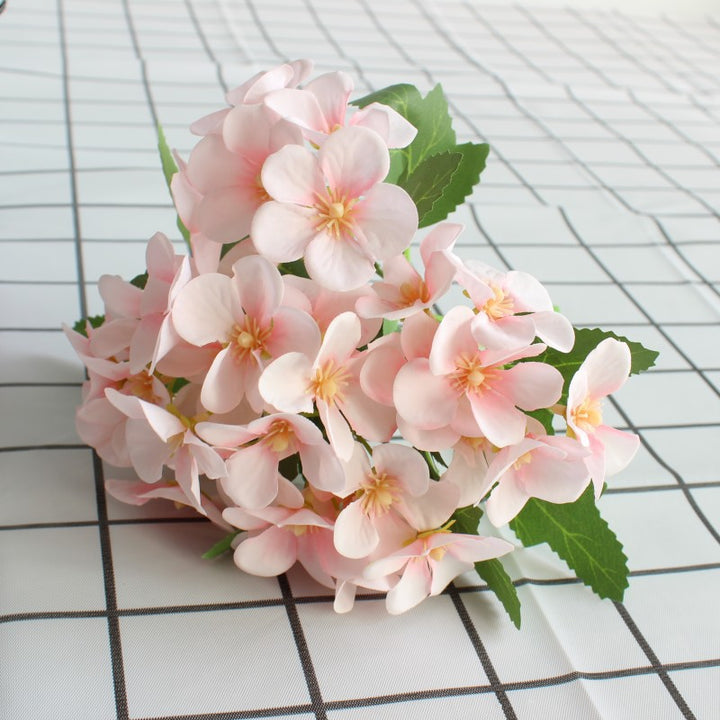 Levensechte Bloemenboeket met Charmante Paarse Bloemen