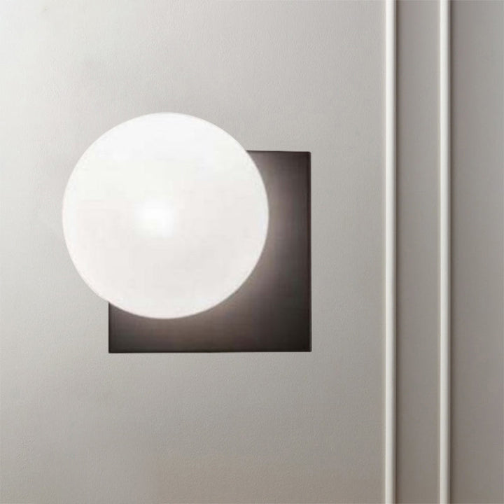 Moderne 1-Lichts Wandlamp met Witte Glazen Kap Zwarte Bal Wandgemonteerde Verlichting
