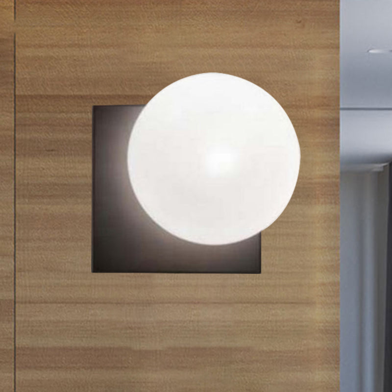 Moderne 1-Lichts Wandlamp met Witte Glazen Kap Zwarte Bal Wandgemonteerde Verlichting