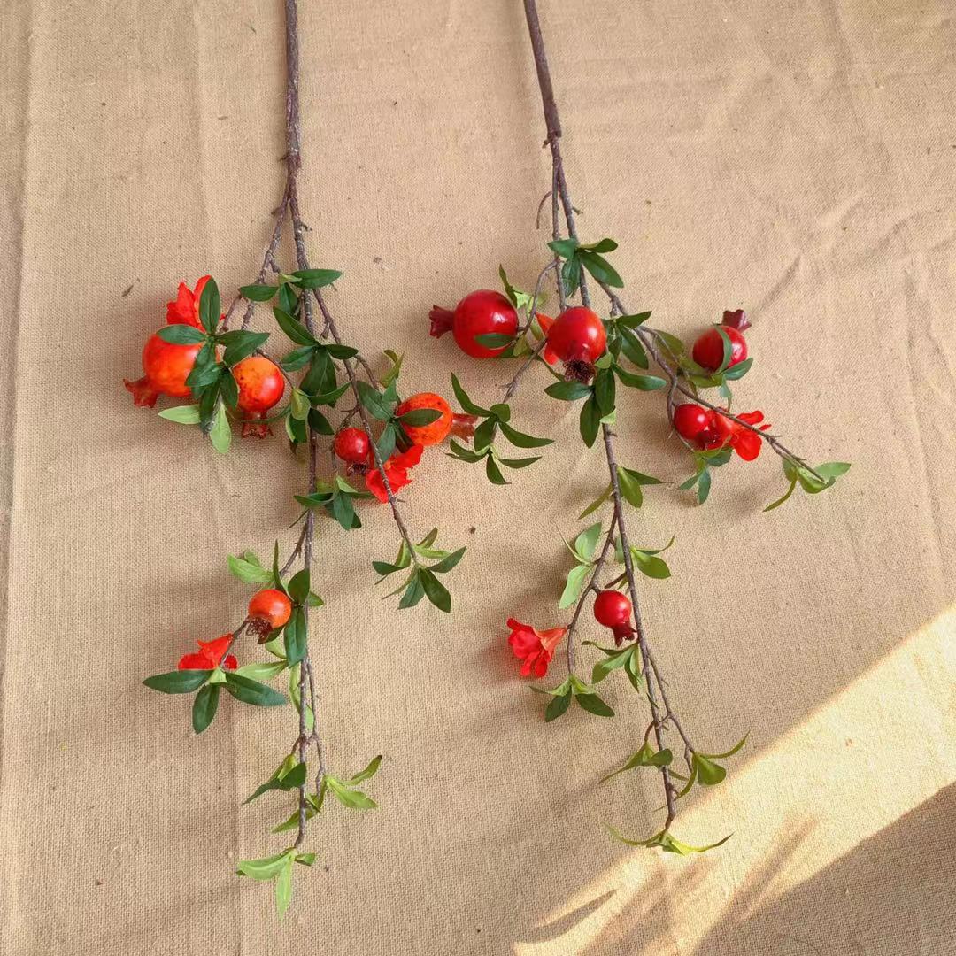 Decoratieve Granaatappel en Bloemensteel