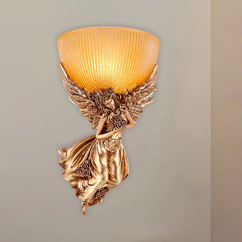 Enkele Engel-wandlamp met gloeilamp, landelijke gouden hars wandlamp met amberkleurige geribbeld glazen kap, rechts