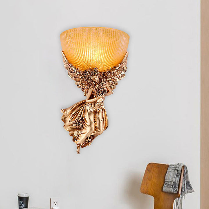 Enkele Engel-wandlamp met gloeilamp, landelijke gouden hars wandlamp met amberkleurige geribbeld glazen kap, rechts