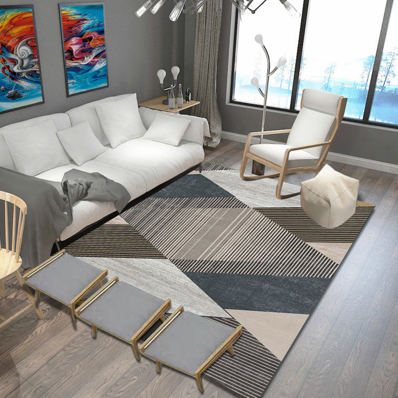 Een unieke kleurrijke gestreepte tapijt met geometrische print van polyester Moderne tapijt Huisdier vriendelijke antislip achterkant tapijt voor de slaapkamer
