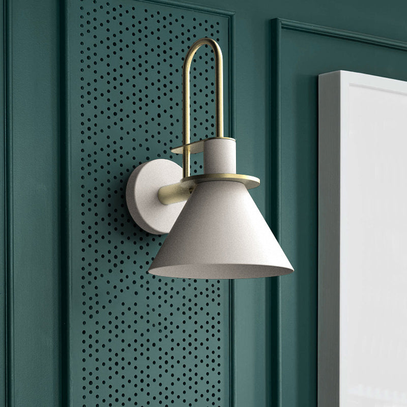 Zwart/Wit/Groen Kegelwandlamp Macaron 1-Licht Metaal Wandgemonteerde Lamp met gebogen Arm voor de slaapkamer, Warm/Wit Licht