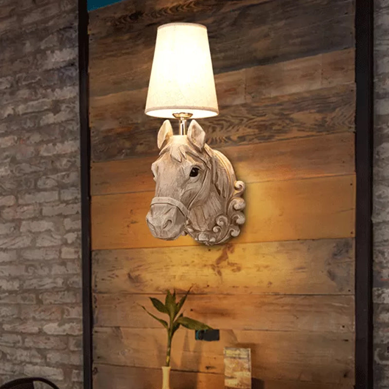 Art Deco Paardenkop Wandlamp Hars 1-Licht Restaurant Wandgemonteerde Lamp met Kegelshade in Lichtbruin