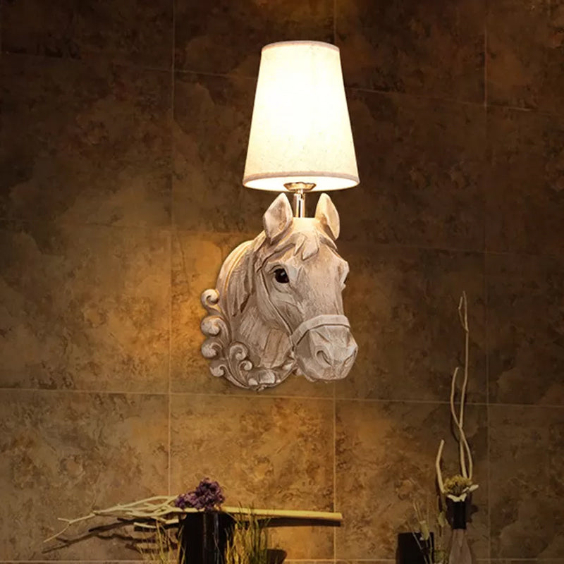Art Deco Paardenkop Wandlamp Hars 1-Licht Restaurant Wandgemonteerde Lamp met Kegelshade in Lichtbruin