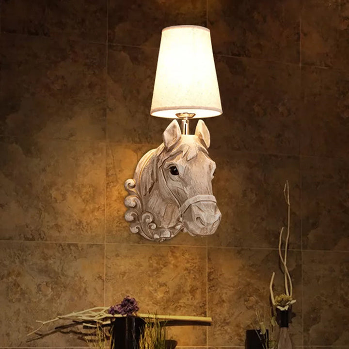 Art Deco Paardenkop Wandlamp Hars 1-Licht Restaurant Wandgemonteerde Lamp met Kegelshade in Lichtbruin