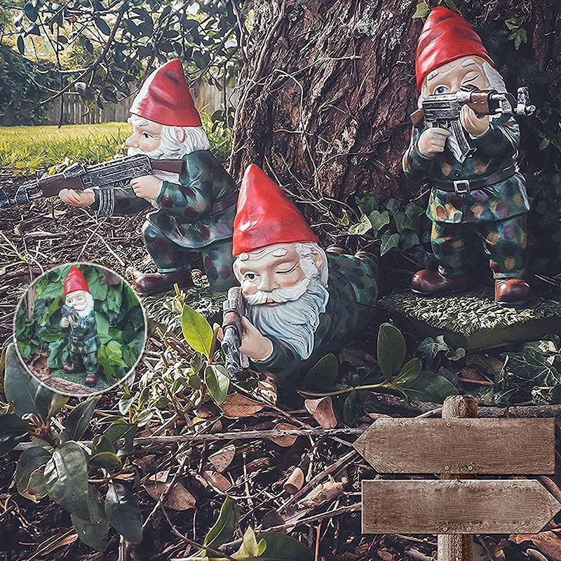 Militair tuinbeeld met camouflageuniform