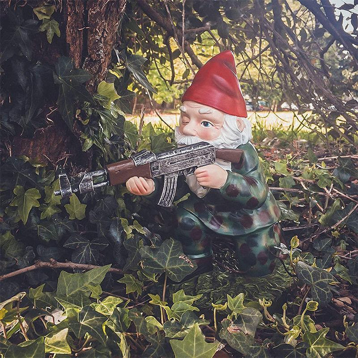Militair tuinbeeld met camouflageuniform