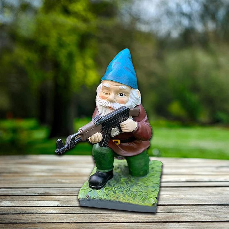 Militair tuinbeeld met camouflageuniform