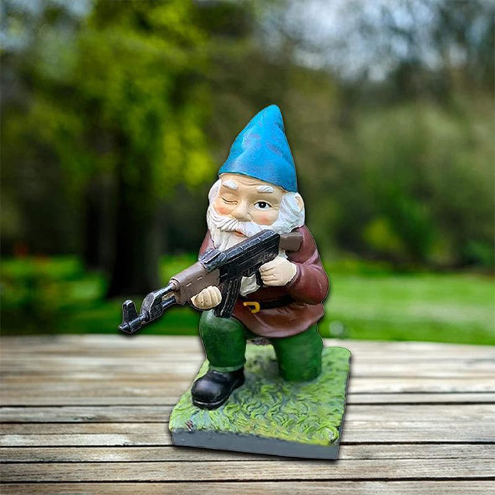 Militair tuinbeeld met camouflageuniform