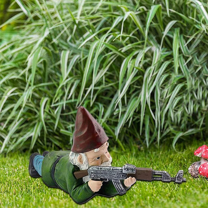Militair tuinbeeld met camouflageuniform