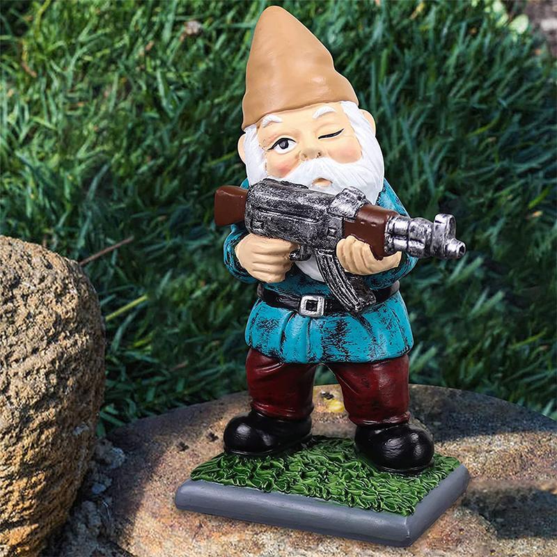Militair tuinbeeld met camouflageuniform