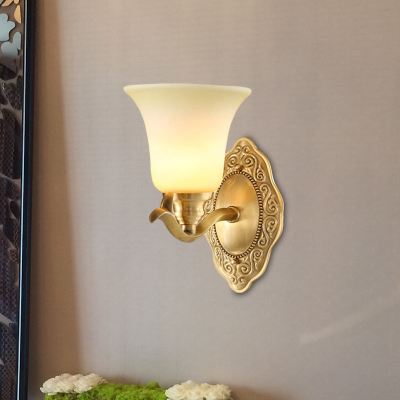 Traditionele klokscherm-wandlamp 1/2-licht matglas-wandlamp met gouden metalen arm