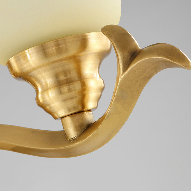 Traditionele klokscherm-wandlamp 1/2-licht matglas-wandlamp met gouden metalen arm