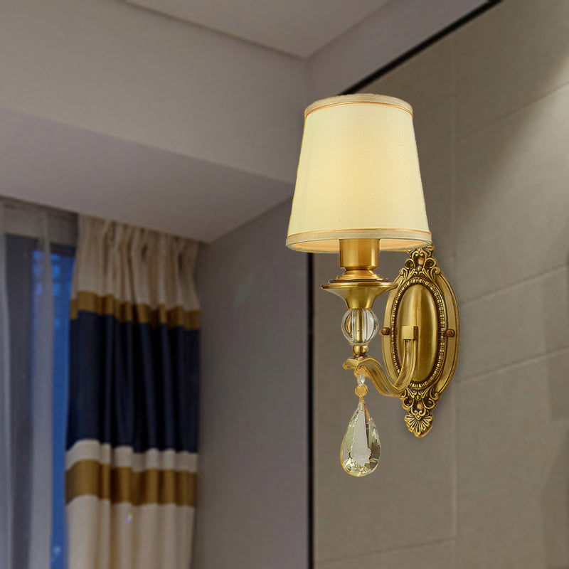 Traditionele conische wandlampmontage 1/2 koppen stof wand scone verlichting in goud met hangende kristal