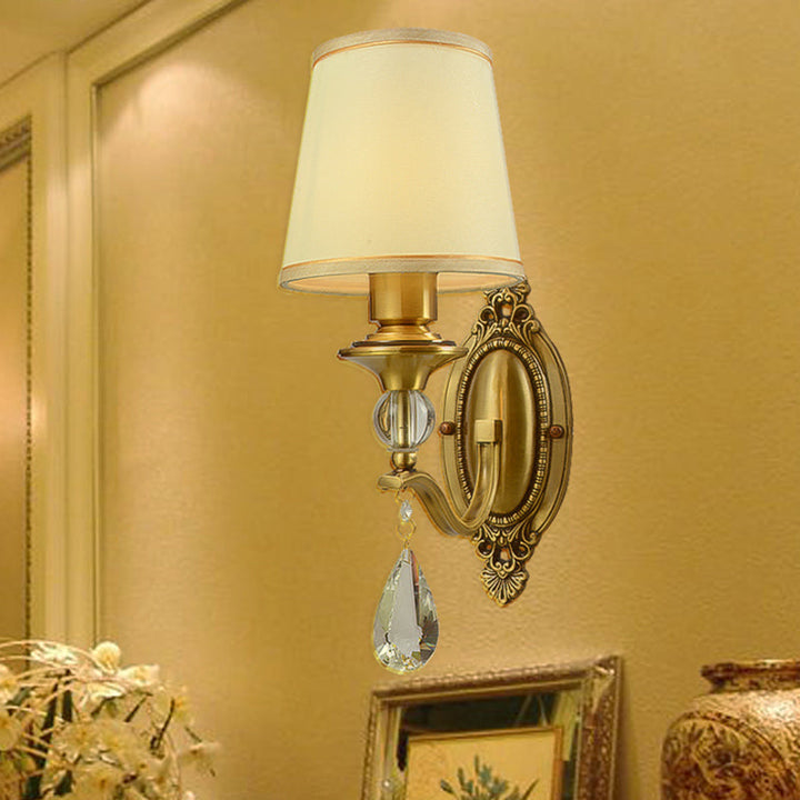 Traditionele conische wandlampmontage 1/2 koppen stof wand scone verlichting in goud met hangende kristal