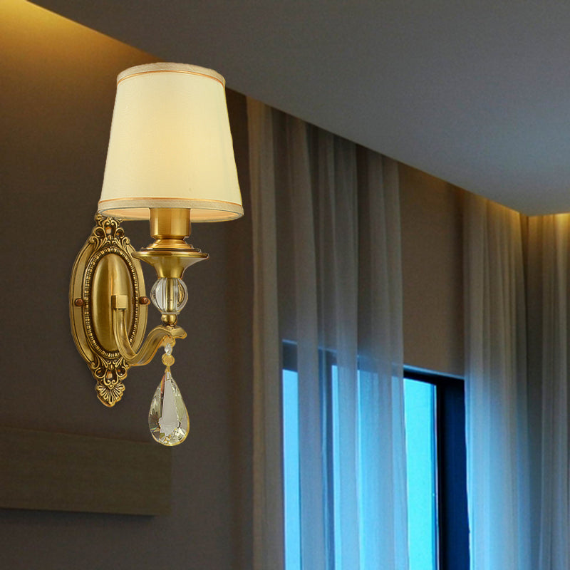 Traditionele conische wandlampmontage 1/2 koppen stof wand scone verlichting in goud met hangende kristal