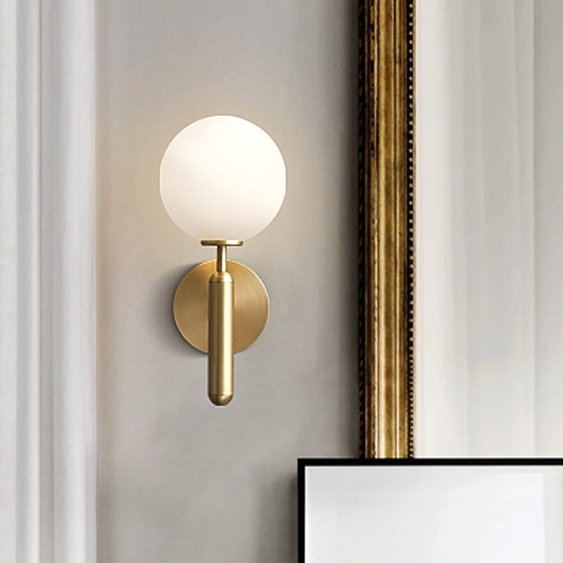 Melkglas Bol Wandlamp Hedendaags 1 Kop Messing Wandmontage Verlichtingsarmatuur met Metalen Potloodarm