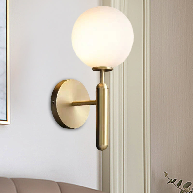 Melkglas Bol Wandlamp Hedendaags 1 Kop Messing Wandmontage Verlichtingsarmatuur met Metalen Potloodarm