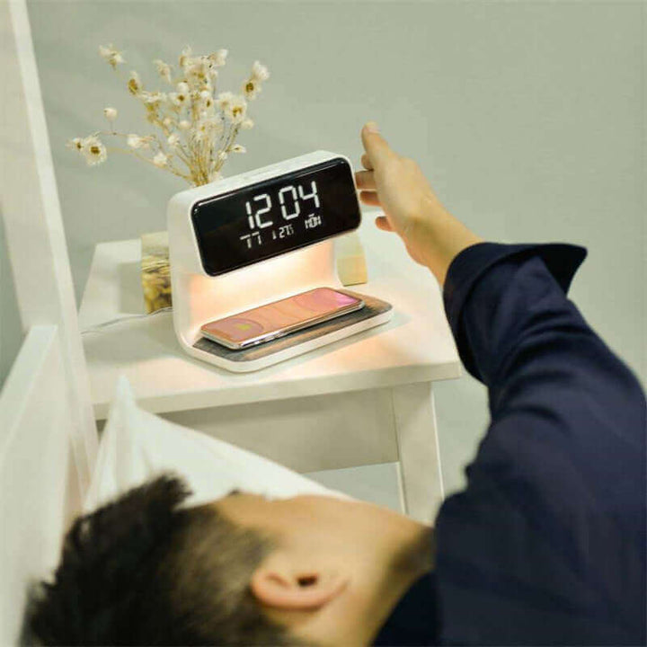 Kreative 3 In 1 Nachttafellamp Draadloos Opladen LCD-Scherm Wecker Draadloos Telefoonladestation