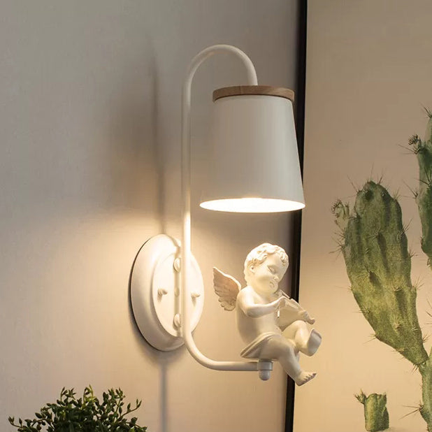 Witte Kleine Engel Wandlamp met Emmer Schaduw 1 Hoofd Metaal Wandlamp voor de Woonkamer