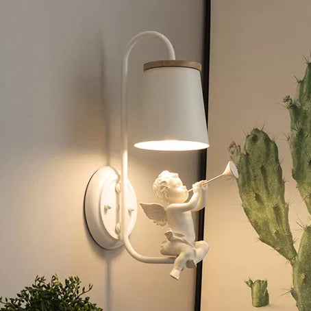 Witte Kleine Engel Wandlamp met Emmer Schaduw 1 Hoofd Metaal Wandlamp voor de Woonkamer