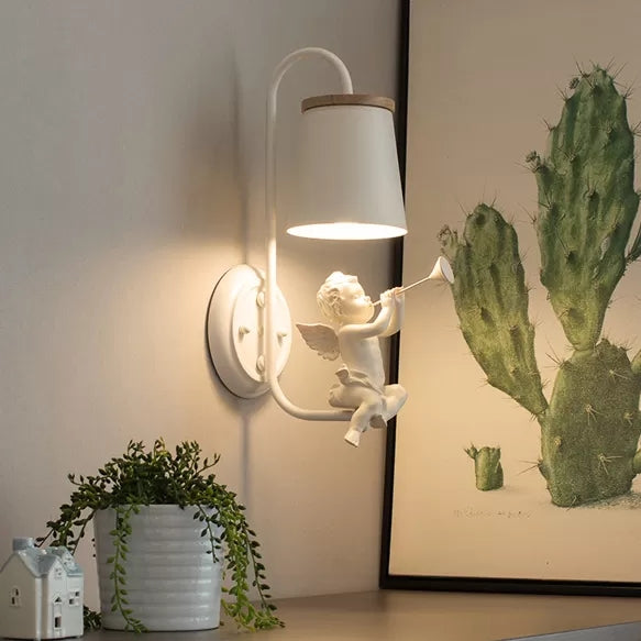 Witte Kleine Engel Wandlamp met Emmer Schaduw 1 Hoofd Metaal Wandlamp voor de Woonkamer