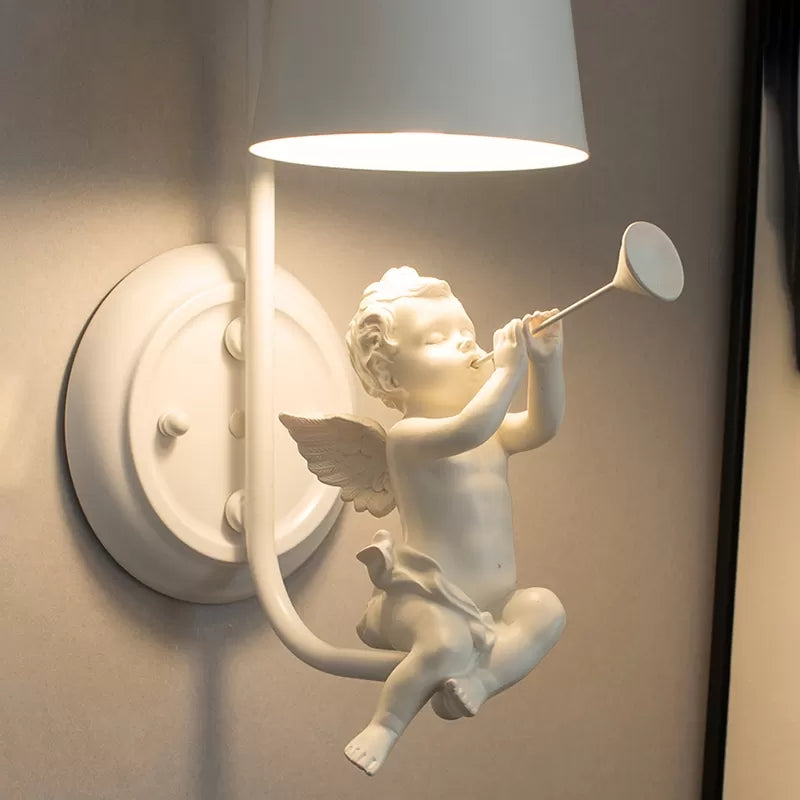 Witte Kleine Engel Wandlamp met Emmer Schaduw 1 Hoofd Metaal Wandlamp voor de Woonkamer