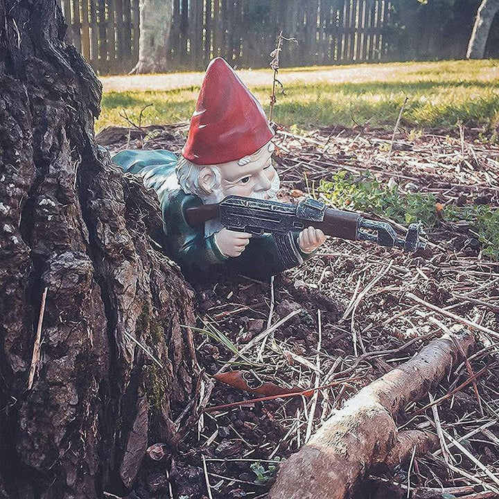 Militair tuinbeeld met camouflageuniform