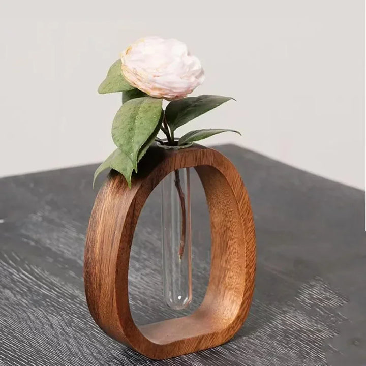 Handgemaakte Nordic houten frame vaas met heldere glazen inzet voor minimalistische bloemarrangementen moderne Scandinavische woningdecoratie