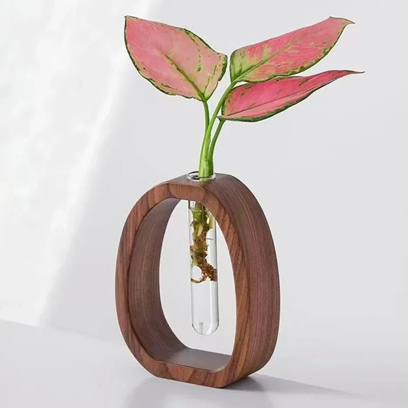 Handgemaakte Nordic houten frame vaas met heldere glazen inzet voor minimalistische bloemarrangementen moderne Scandinavische woningdecoratie