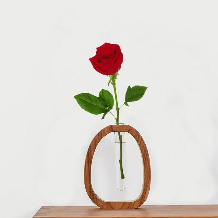 Handgemaakte Nordic houten frame vaas met heldere glazen inzet voor minimalistische bloemarrangementen moderne Scandinavische woningdecoratie