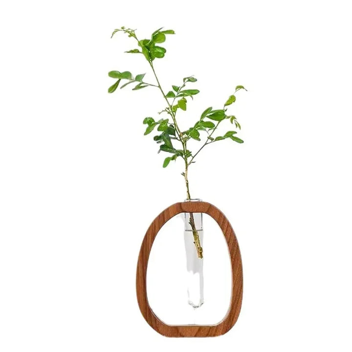 Handgemaakte Nordic houten frame vaas met heldere glazen inzet voor minimalistische bloemarrangementen moderne Scandinavische woningdecoratie