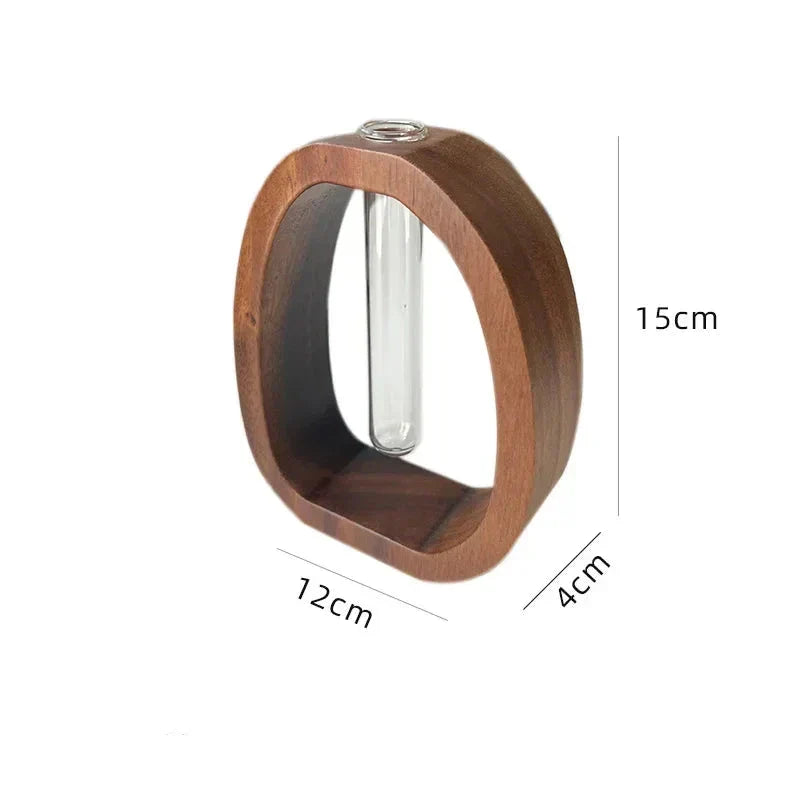 Handgemaakte Nordic houten frame vaas met heldere glazen inzet voor minimalistische bloemarrangementen moderne Scandinavische woningdecoratie