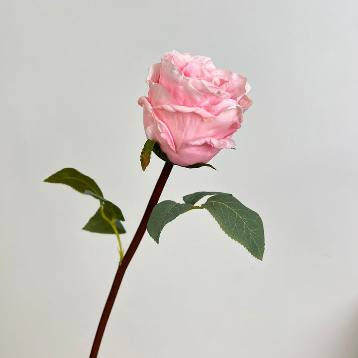 Natuurlijk uitziende bloemdecoratie