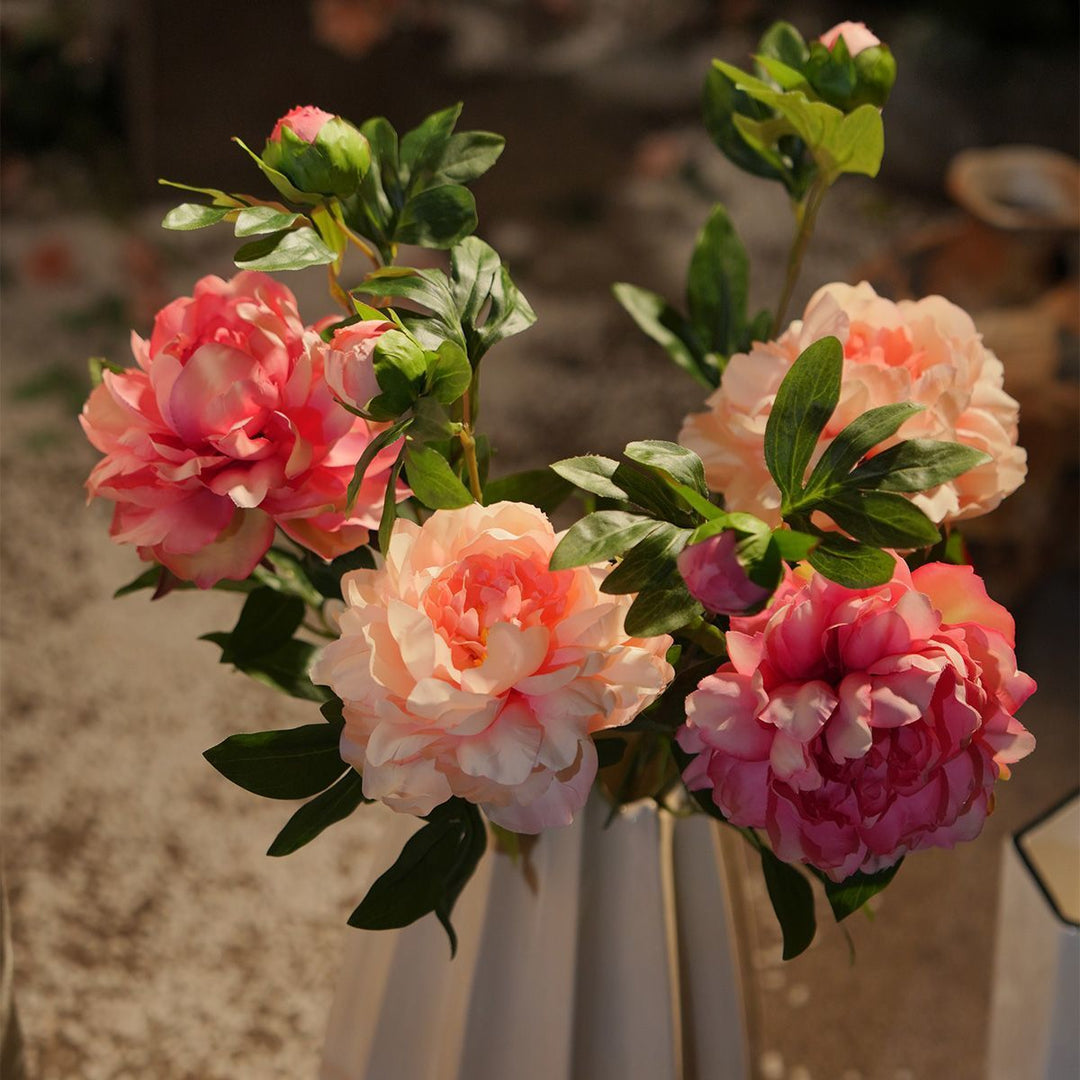 Levensechte Pioen Rozenarrangement