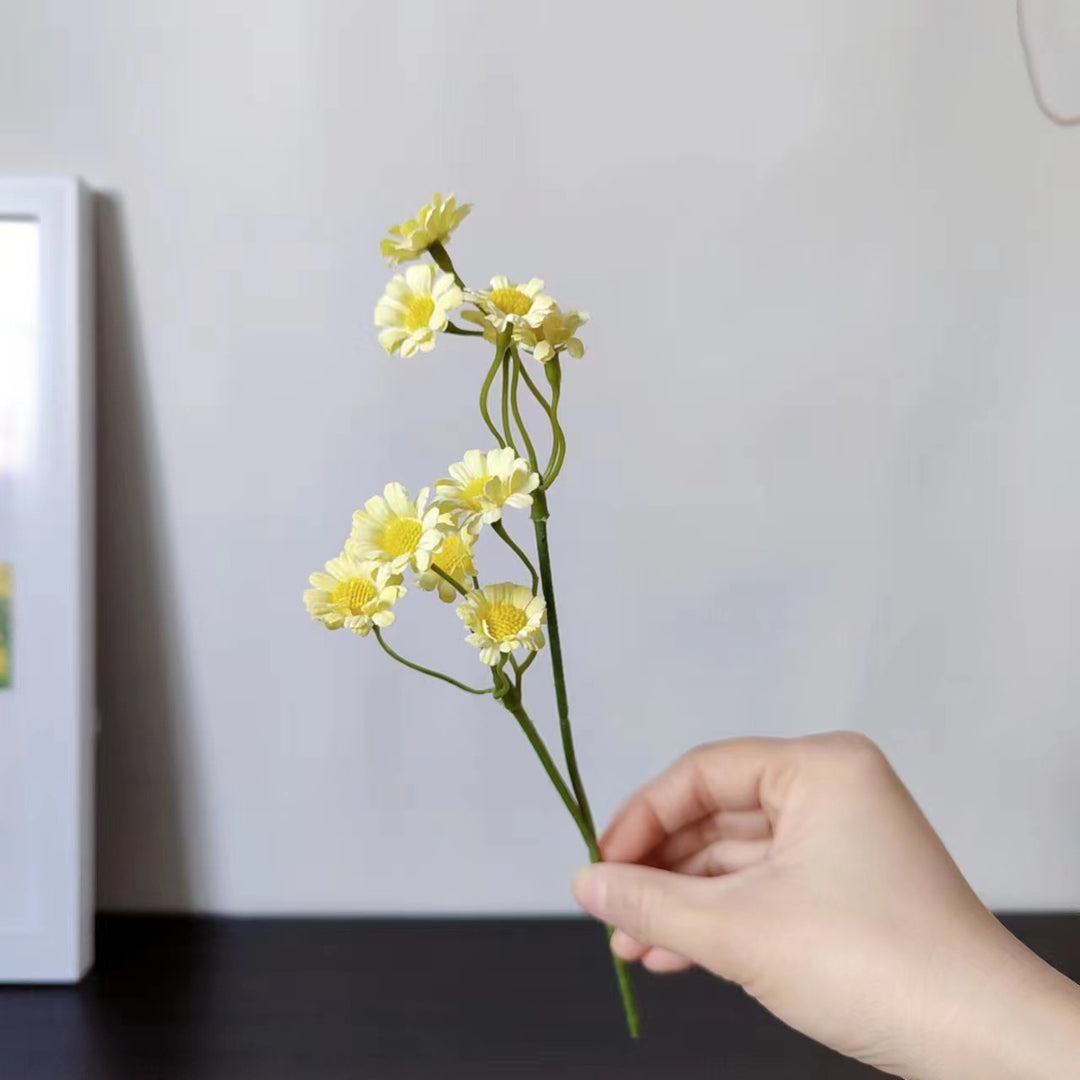 Levensechte Bloemstengel met Charmante Gele Madeliefjes