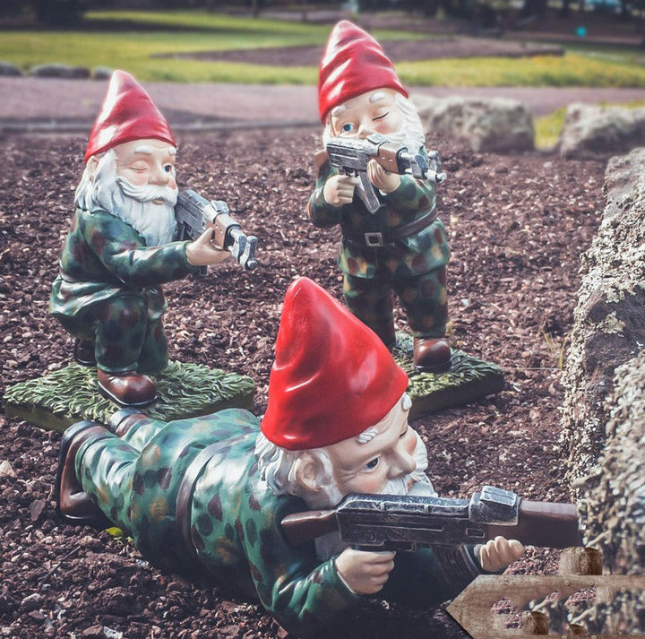 Militair tuinbeeld met camouflageuniform