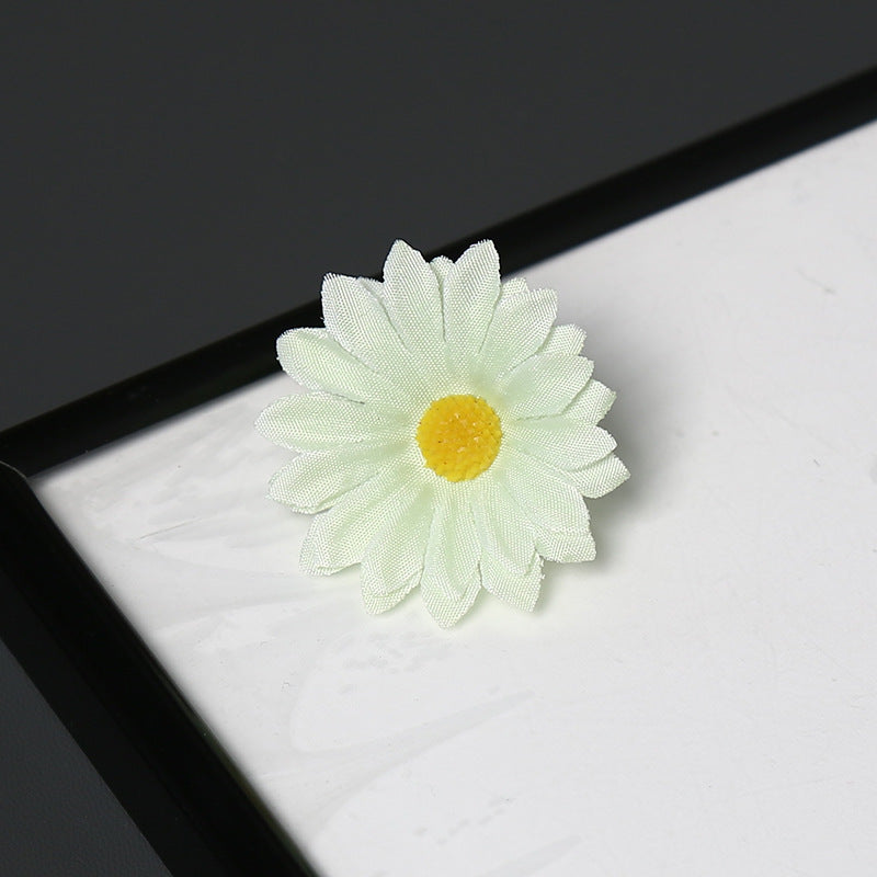 Elegante Stof Daisy Bloemen Speld voor Decoratieve Draagtijd