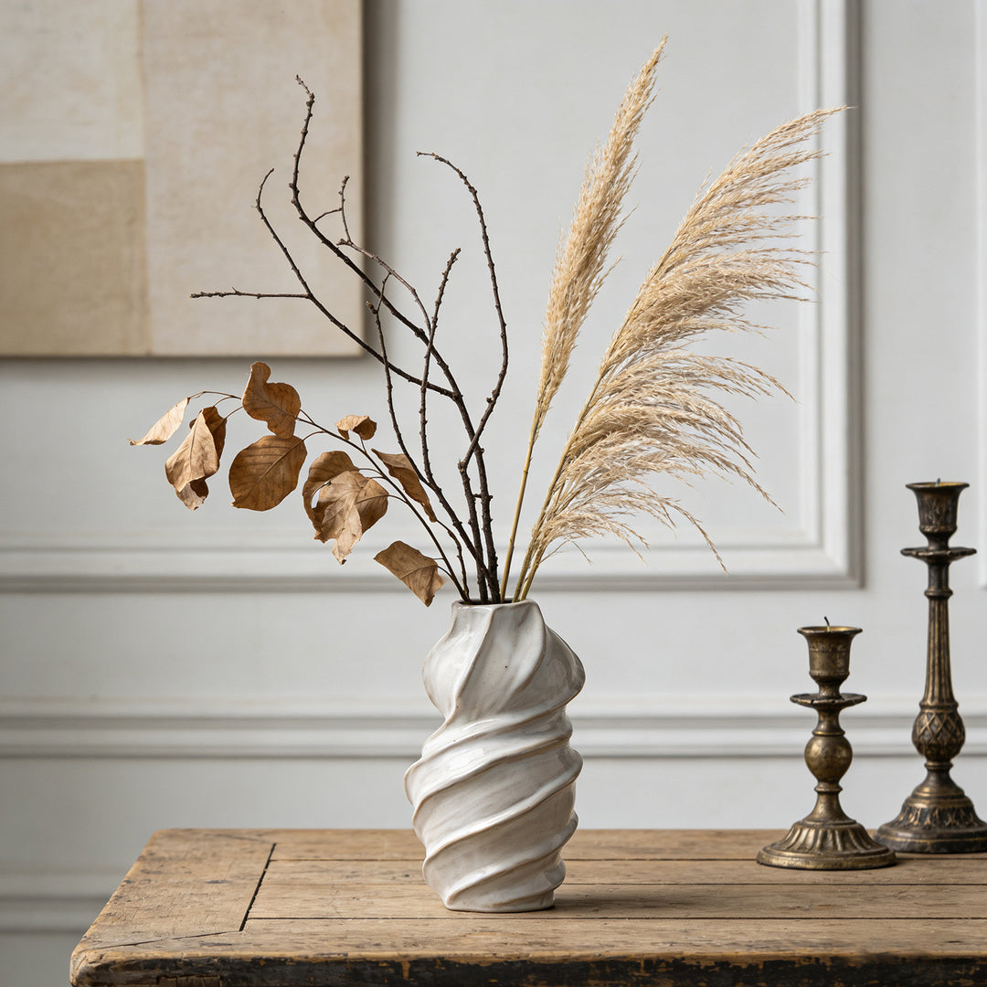 Sculpturale Gedraaide Keramische Bud Vaasje met Smalle Hals