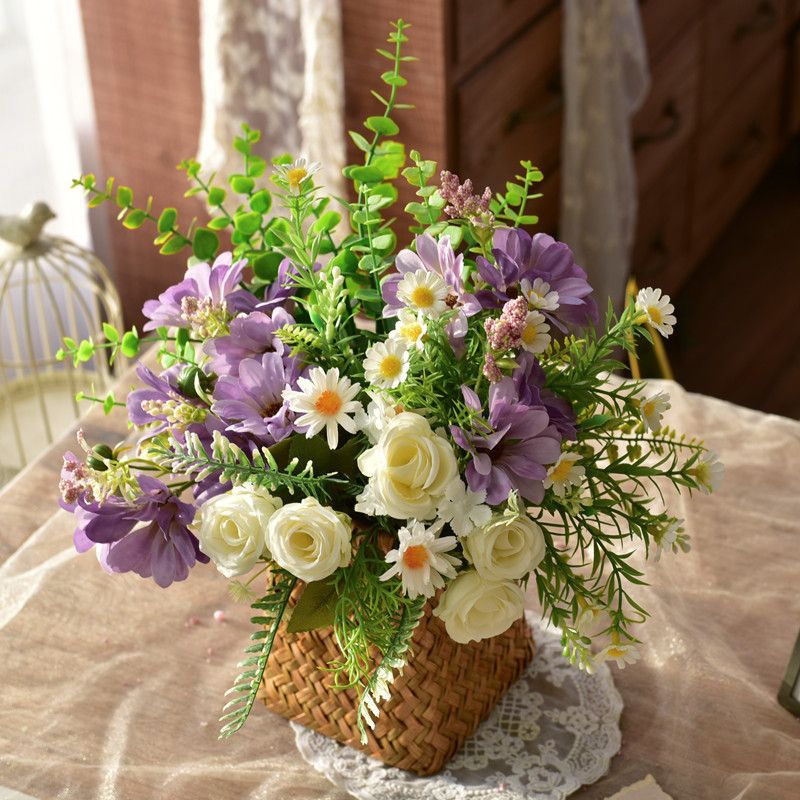 Elegante Synthetische Bloemstuk in Gewoven Mand