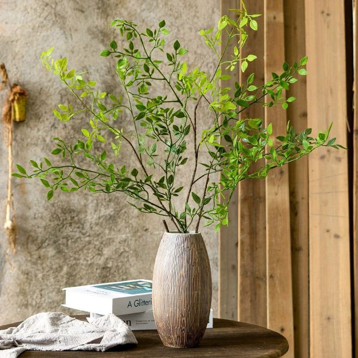 Elegante Glazen Vaas met Levensachtige Groene Arrangement