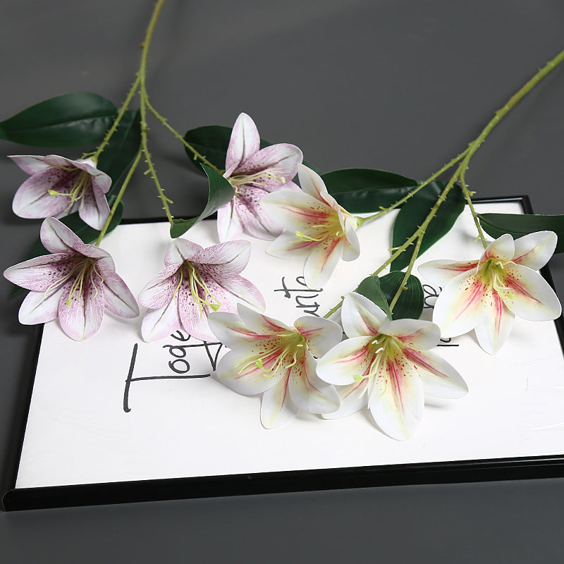 Realistische Synthetische Lelie Steer