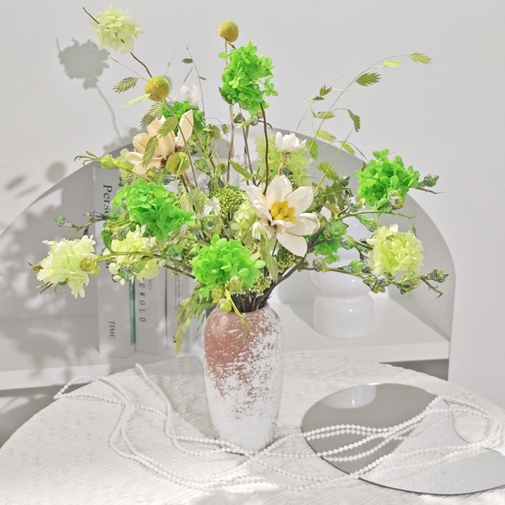 Levendige Bloemarrangement in Decoratieve Keramieken Vaasje