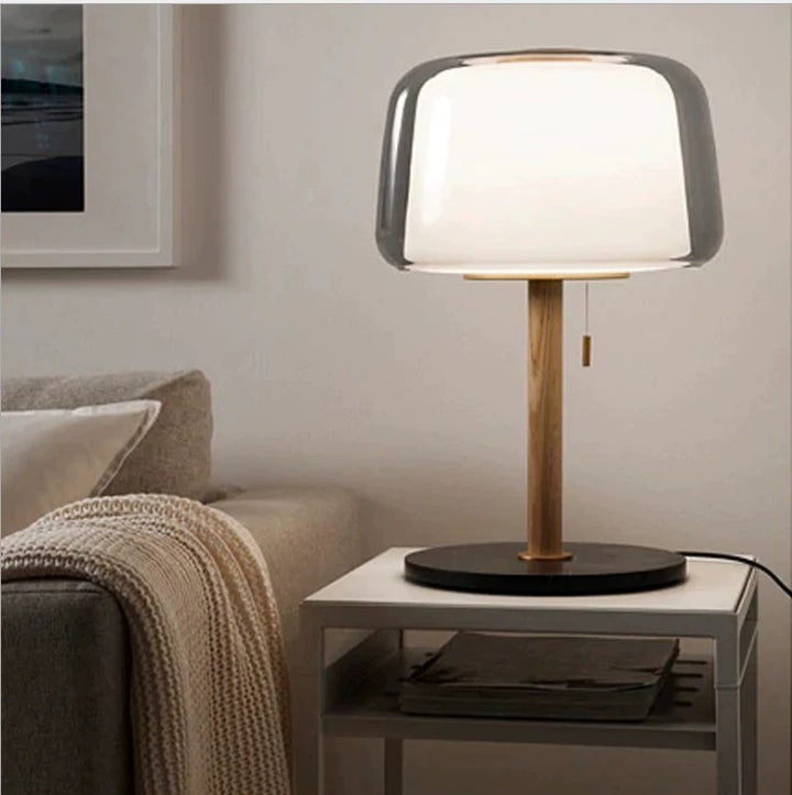 Moderne Tafellamp met Glazen Kap en Houten Basis