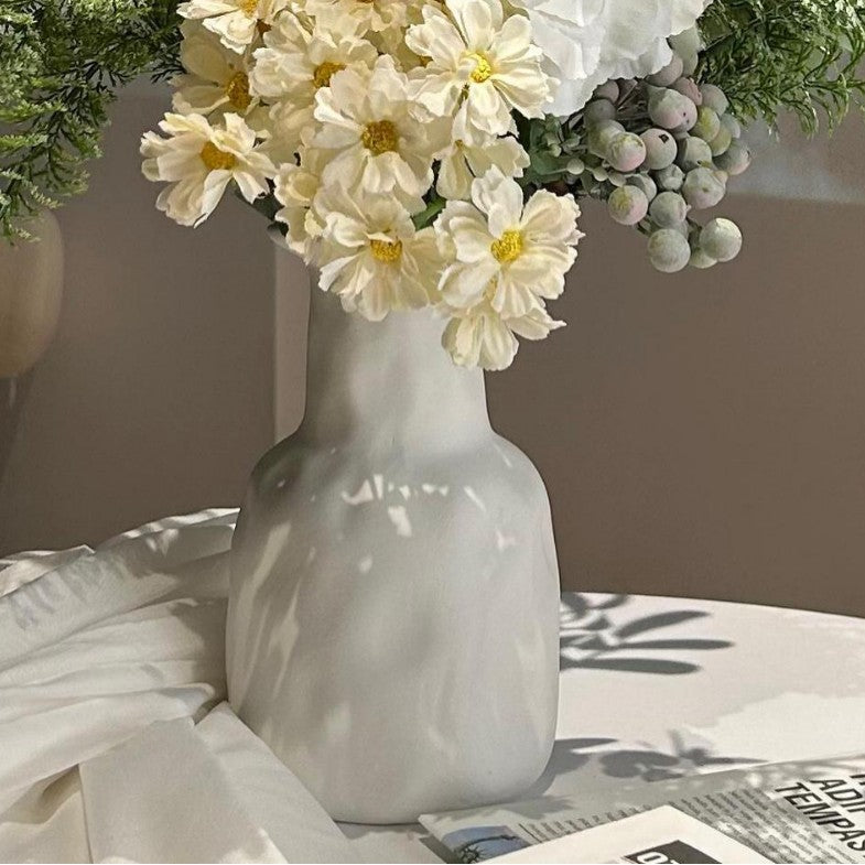 Levensechte Decoratieve Bloemschikking voor Alle Seizoenen