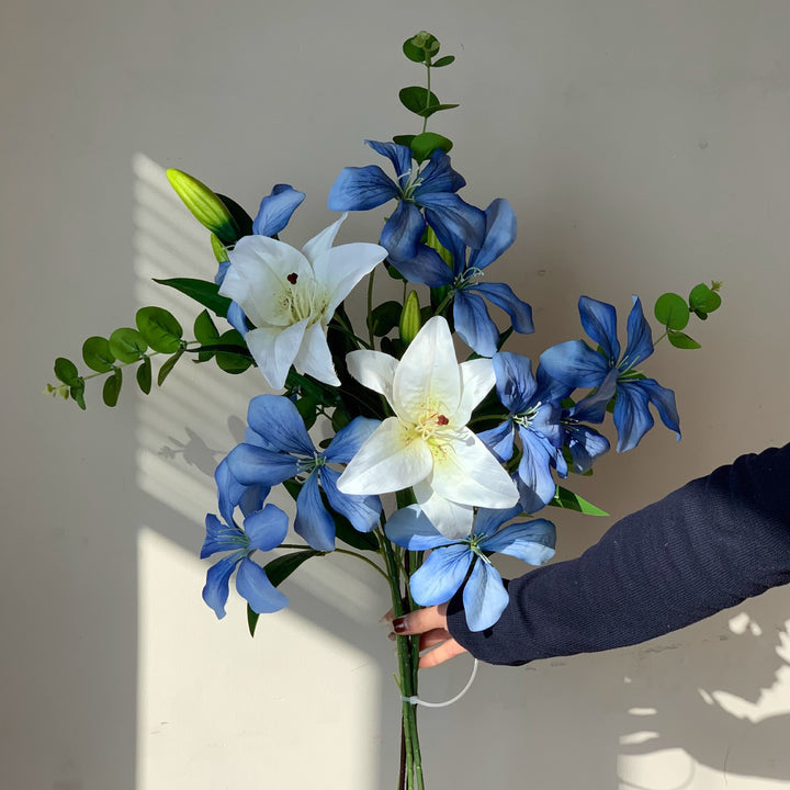 Levensechte Bloemarrangement met Eucalyptus