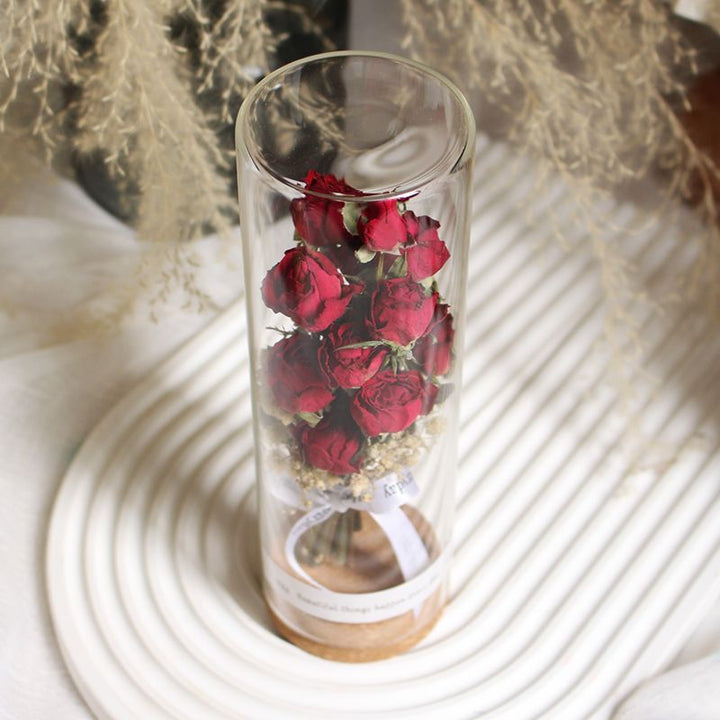 Geconserveerde Bloemdisplay in Elegante Glazen Cilinder